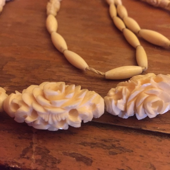 Beautiful hand crafted ivory necklace - Picture 5 of 7